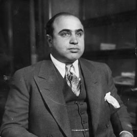 Jeden z nejslavnějších amerických gangsterů, Al Capone, strávil poslední léta svého života v ústraní, trpící následky neurosyfilidy, která vážně poškodila jeho mozek​​.