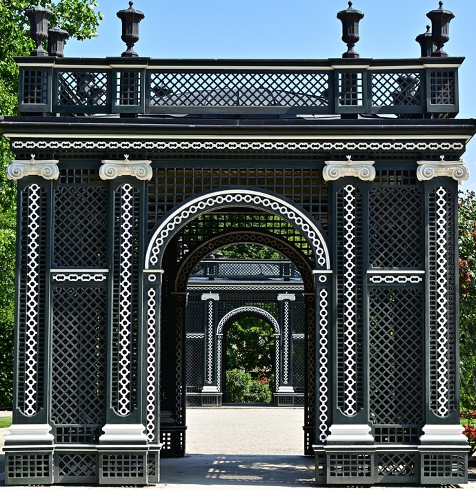 V zámeckém parku je řada architektonických prvků.
V zámeckém parku je řada architektonických prvků.