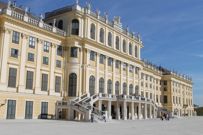 Schönbrunn býval kdysi na venkově, v současnosti ho Vídeň obklopuje.
Schönbrunn býval kdysi na venkově, v současnosti ho Vídeň obklopuje.