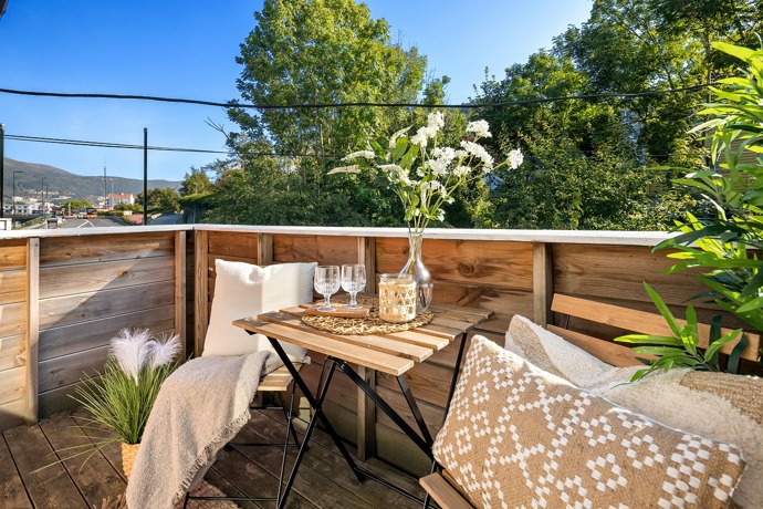 Balkon nemusí hýřit barvami. Jemné tóny jsou útulné.
Balkon nemusí hýřit barvami. Jemné tóny jsou útulné.