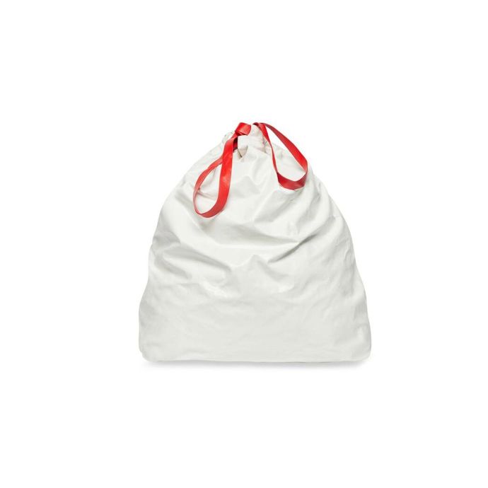 Balenciaga samozřejmě myslí i na ty, kteří preferují světlé barvy.
