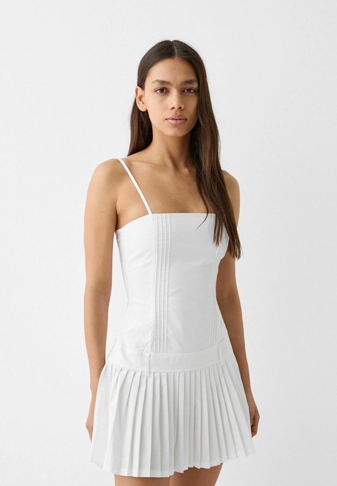 Šaty s nízkým pasem, Bershka, 699 Kč
