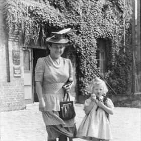 Gudrun Himmler se svojí matkou
