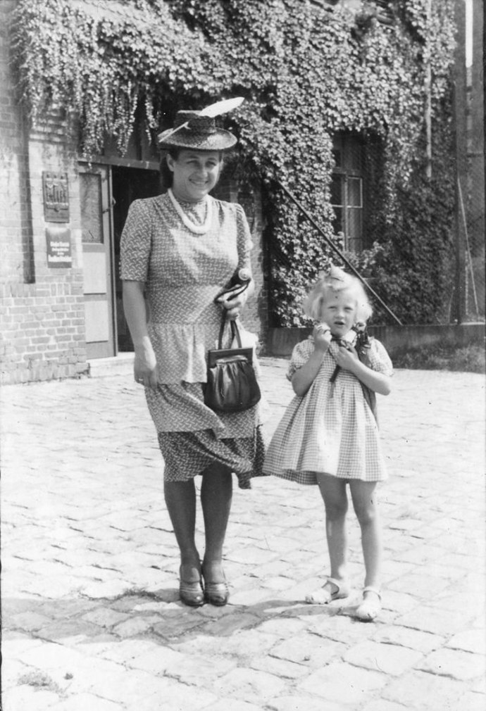 Gudrun Himmler se svojí matkou
