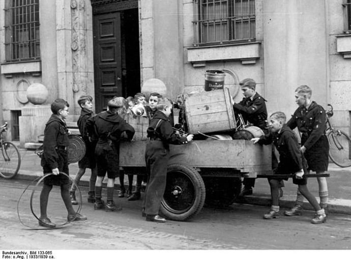 Nacistická mládežnická organizace Hitlerjugend
Nacistická mládežnická organizace Hitlerjugend