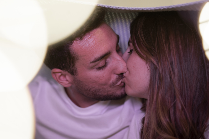 Intimní okamžiky prožívali samozřejmě i jeskynní lidé. Dnes jsou tyto momenty jedněmi z mála, kdy si své soukromí chráníme a necítíme potřebu se se vším svěřovat na sociálních sítích
Intimní okamžiky prožívali samozřejmě i jeskynní lidé. Dnes jsou tyto momenty jedněmi z mála, kdy si své soukromí chráníme a necítíme potřebu se se vším svěřovat na sociálních sítích