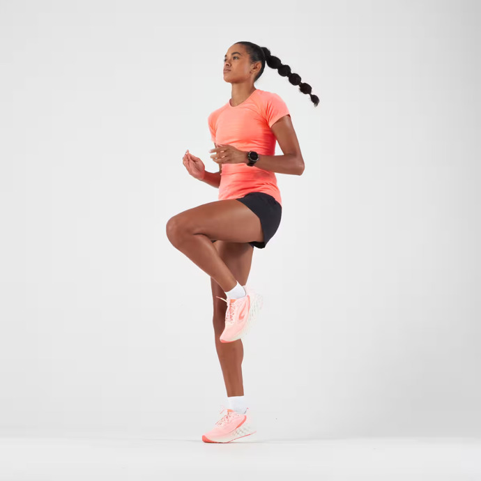 Přiléhavé tričko Run 500 Comfort Slim je jako druhá kůže a poskytuje maximální pohodlí v každém ročním období. Tričko díky bezešvému provedení při běhu nikde nedře a netlačí. Prodyšné díly zajišťují odvod potu. 479 Kč
