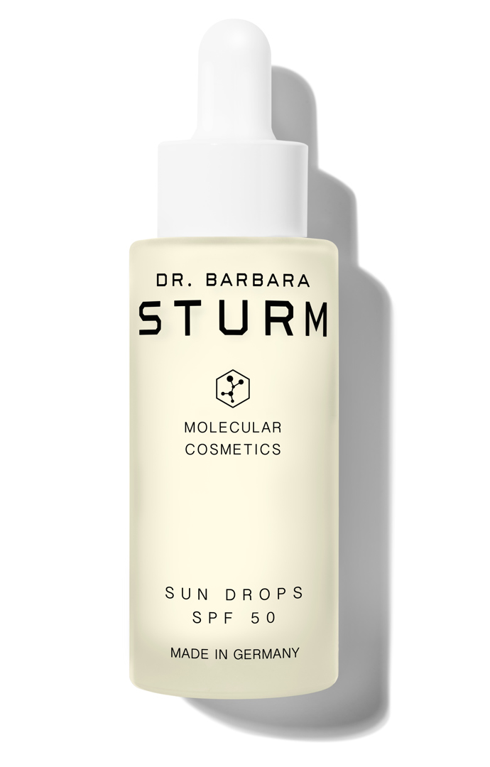 Inovativní, lehce strukturované sluneční sérum Sun Drops s ochranným faktorem SPF 50 chrání pokožku před oxidačním poškozením díky aktivnímu komplexu extraktu kasie úzkolisté, vitamínu E a beta-glukanu, zatímco šrucha zelná působí proti stárnutí, pomáhá pokožku zklidnit a snižuje viditelné známky podráždění.
3710 Kč
