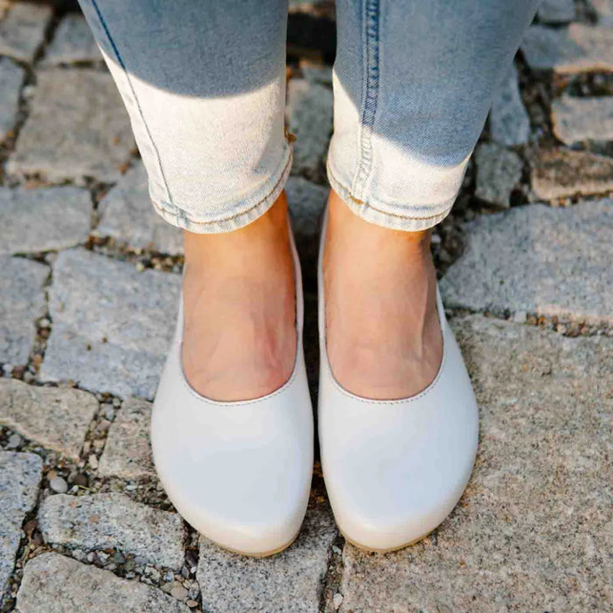 Barefootová varianta balerín je navržena s ohledem na anatomii chodidla a umožní nohám pracovat přesně tak, jak by měly. Díky minimalistickému designu a flexibilní podešvi se cítíte, jako byste chodili naboso. 2790 Kč

