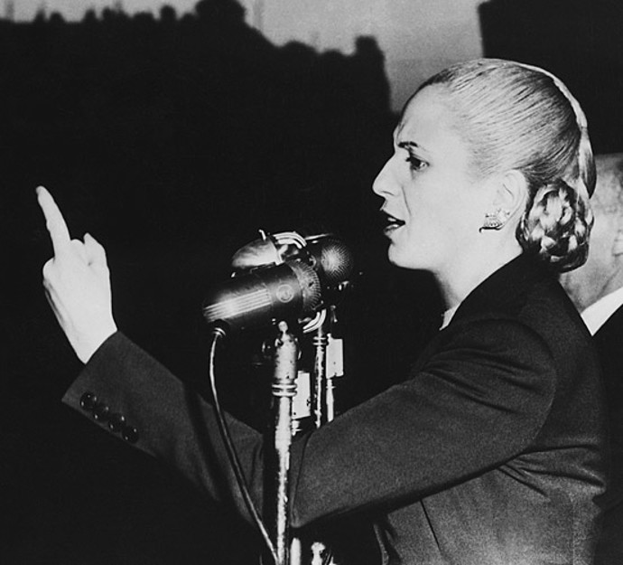 Evita při jednom ze svých emotivních projevů směrem k argentinskému lidu v roce 1951.
Evita při jednom ze svých emotivních projevů směrem k argentinskému lidu v roce 1951.