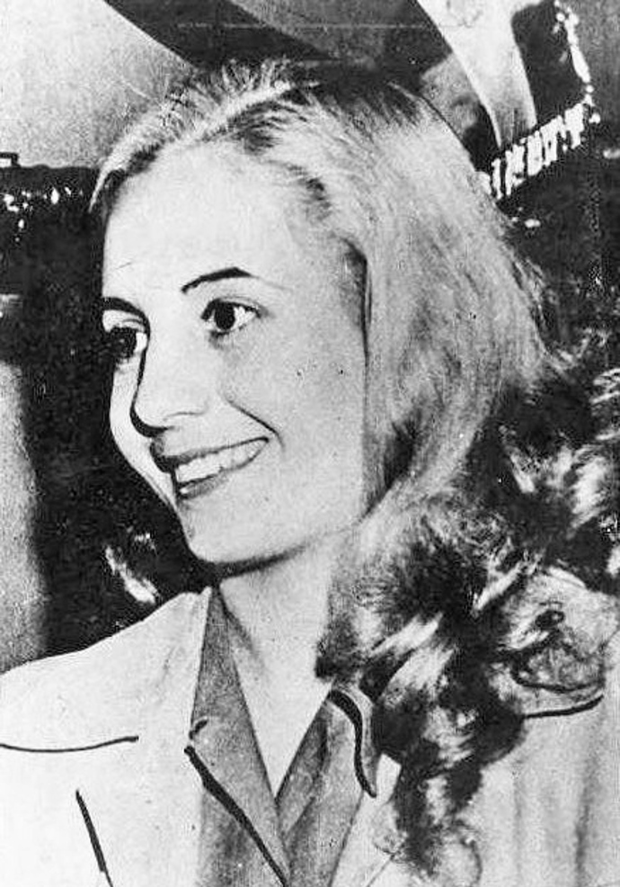 Eva Duarte byla krásná žena, která se po příchodu do Buenos Aires podle zlých jazyků živila i jako prostitutka. Jako herečka neuspěla.
Eva Duarte byla krásná žena, která se po příchodu do Buenos Aires podle zlých jazyků živila i jako prostitutka. Jako herečka neuspěla.