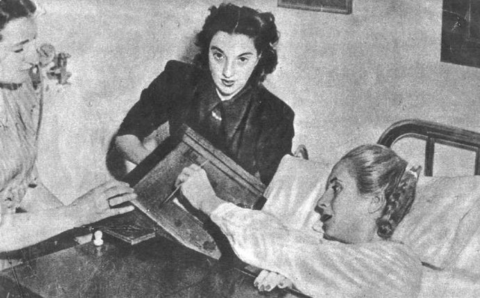 Nemocná Evita se snažila být prospěšná argentinskému lidu i na smrtelné posteli.
Nemocná Evita se snažila být prospěšná argentinskému lidu i na smrtelné posteli.