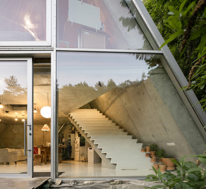 Rodinný dům v Perneku museli architekti umístit na svažitý pozemek a poprali se s ním dokonale
