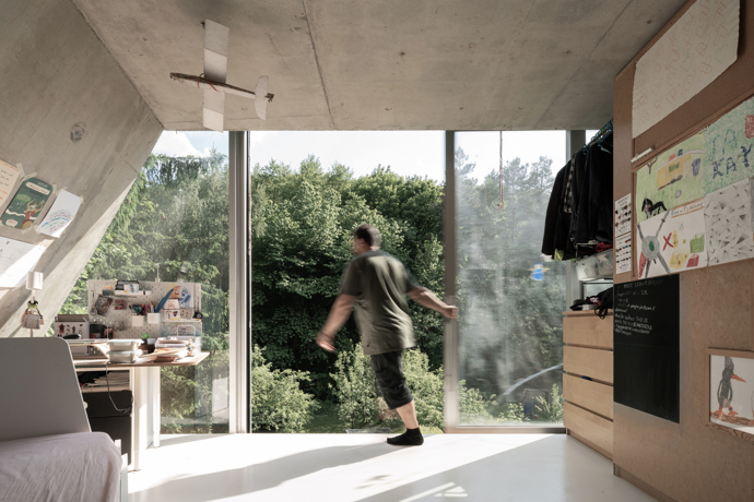 Rodinný dům v Perneku museli architekti umístit na svažitý pozemek a poprali se s ním dokonale
