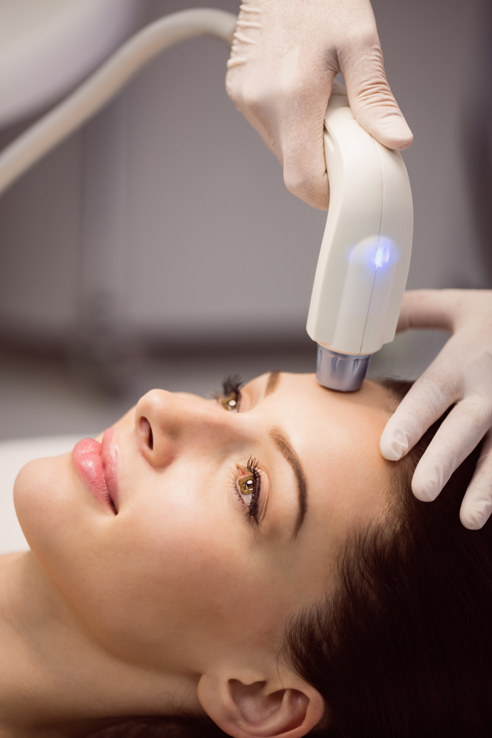  

Neinvazivní lifting je kosmetická technika používaná k vyhlazení a zpevnění pokožky bez potřeby chirurgického zákroku, často s využitím laserů, ultrazvuku nebo radiofrekvence.
