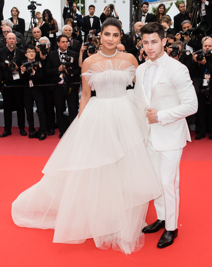Priyanka Chopra v róbě od Georges Hobeika a její choť Nick Jonas ve smokingu značky Berluti.
