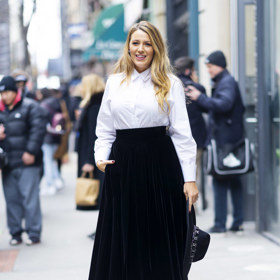 Blake Lively zvolila bílou košily, černou sametovou sukni, šněrovací boty na jehlovém podpatku a stylový černý klobouk.

