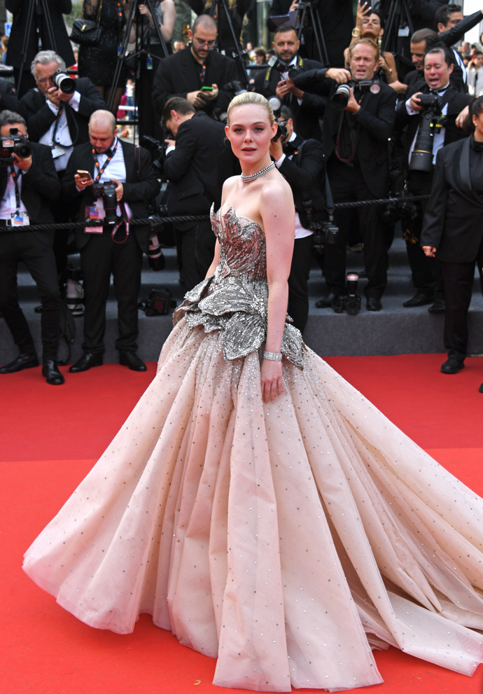 Herečka Elle Fanning v róbě značky Alexanger McQueen.

