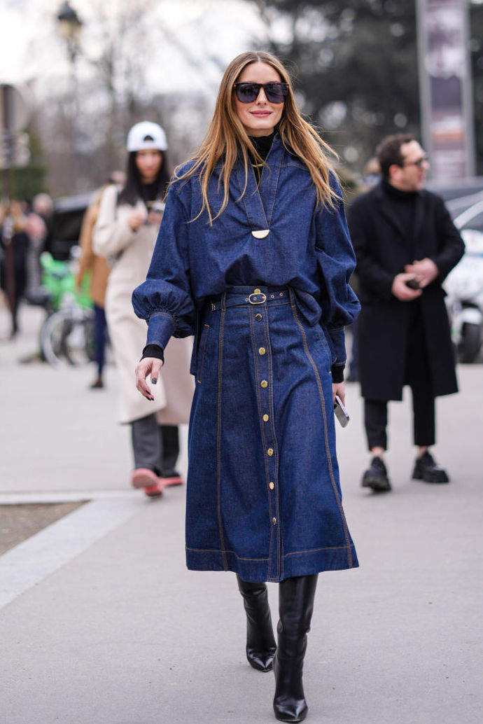 Denimový set si oblíbila i Olivia Palermo, k topu a midi sukni ve střihu do A obula černé kozačky.
