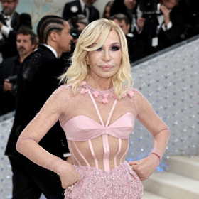 Fanynkou platinové blond je dlouhodobě i italská módní ikona Donatella Versace.
