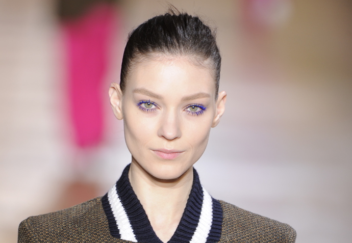 Modrá řasenka dokonale zvýrazní a rozzáří jakýkoliv look.
Modrá řasenka dokonale zvýrazní a rozzáří jakýkoliv look.