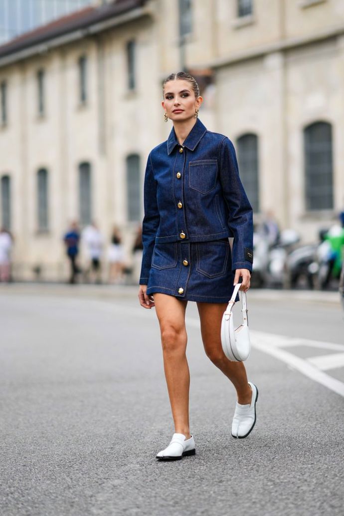 Námořnicky modrý odstín může samozřejmě mít i denim, Xenia Adonts oblékla džínový set se zlatými knoflíky a k němu bílé mokasíny a bílou kabelku.
