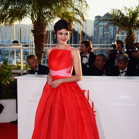 Francouzská herečka Audrey Tautou v roce 2013 v róbě od značky Prada.
