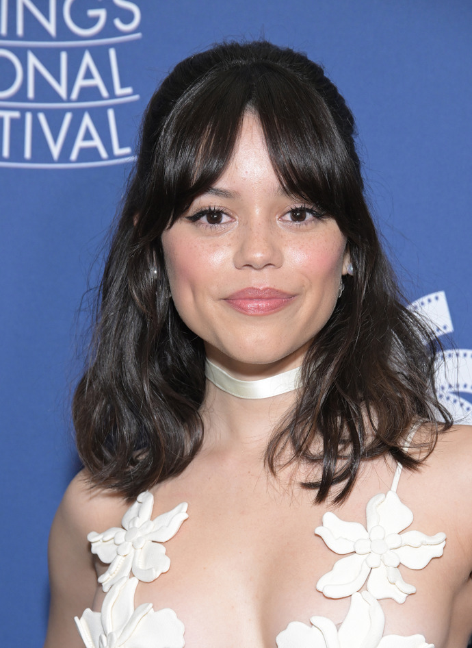 I Jenna Ortega s ofinou ráda experimentuje. 
