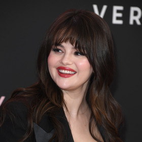 Selena Gomez si oblíbila půlměsícovou ofinu, která jí velice sluší. 
