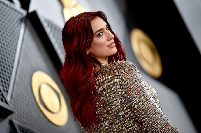 Vínově červené letos propadla i populární zpěvačka Dua Lipa, které tato barva neskutečně sluší.
