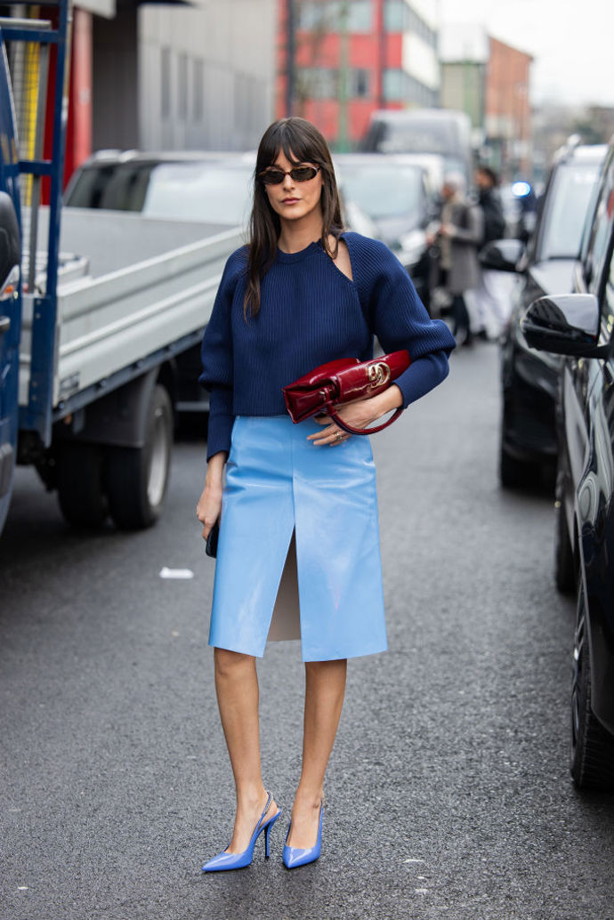 V rámci jednoho outfitu můžete kombinovat i více modrých odstínů. Ke světle modré sukni zvolte třeba tmavě modrý svetr a outfit „rozbijte“ červenou kabelkou.
