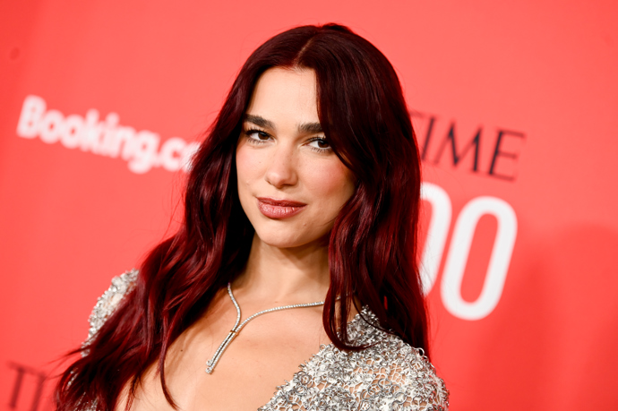 Dua Lipa a její vínově červené vlasy.
