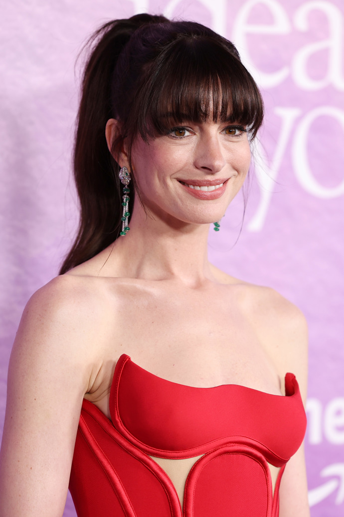 I Anne Hathaway ofina sluší.
