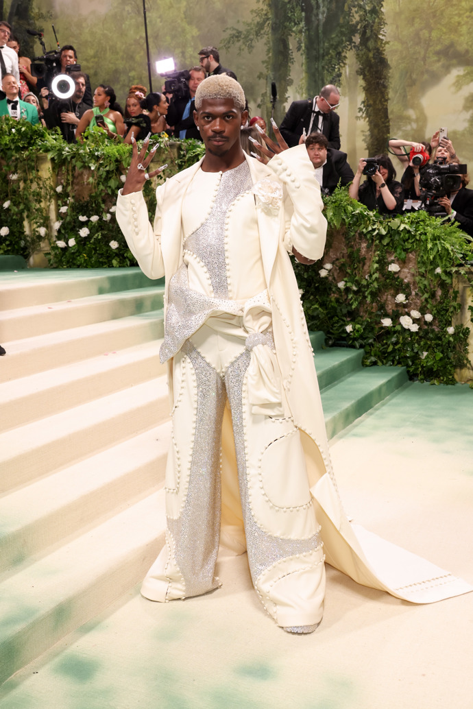 Lil Nas X v outfitu od značky Luar.
