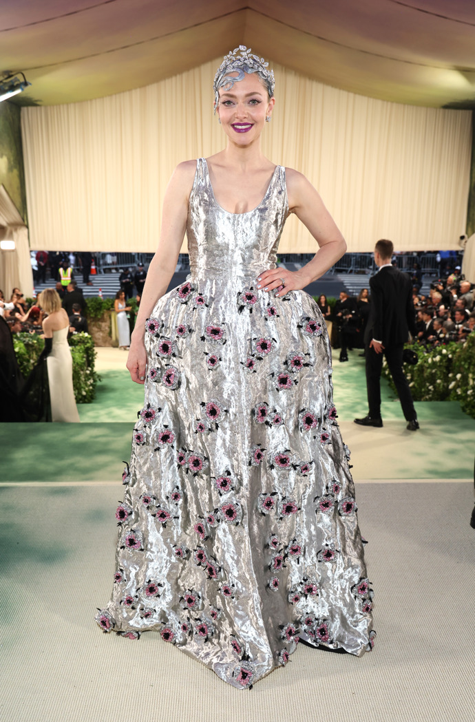 Amanda Seyfried v šatech značky Prada.
