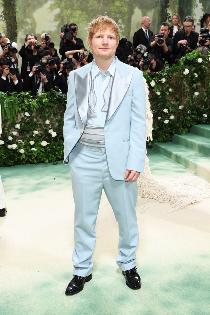 O outfit Eda Sheerana se postarala Stella McCartney.
