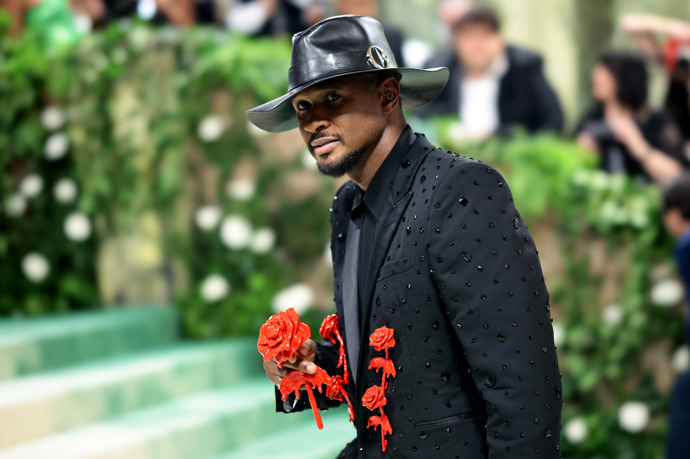 O outfit Ushera se postaral Alexander McQueen.
