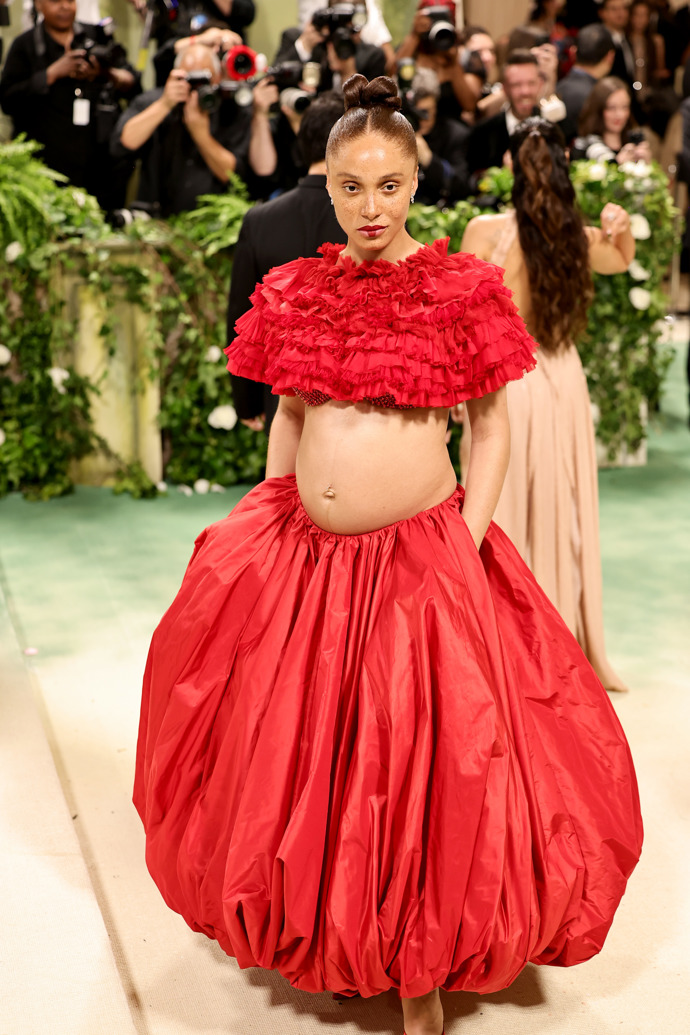 Adwoa Aboah v na míru vytvořeném outfitu od H&M.

