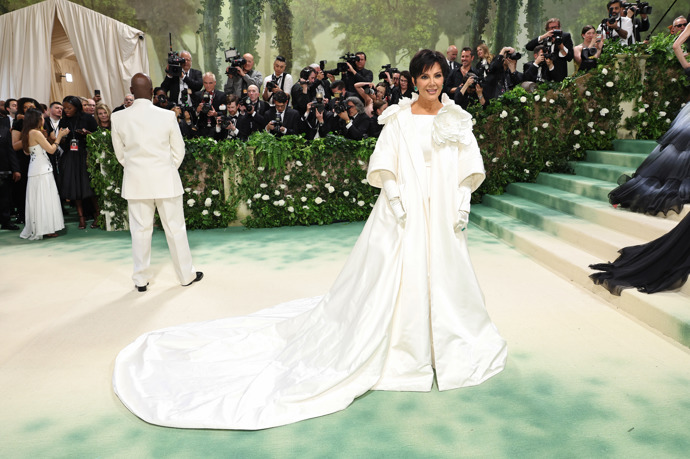 Kris Jenner na Met Gala letos oblékl Oscar de la Renta.

