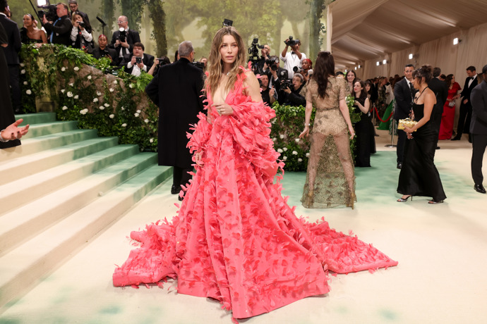 Jessica Biel v šatech od Giambattista Valli.
