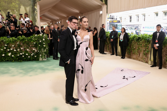 O šaty Lili James se postaral designér Erdem Moralıoğlu.
