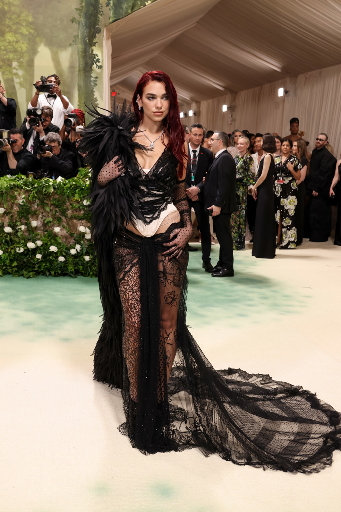 Dua Lipa v šatech značky Marc Jacobs.
