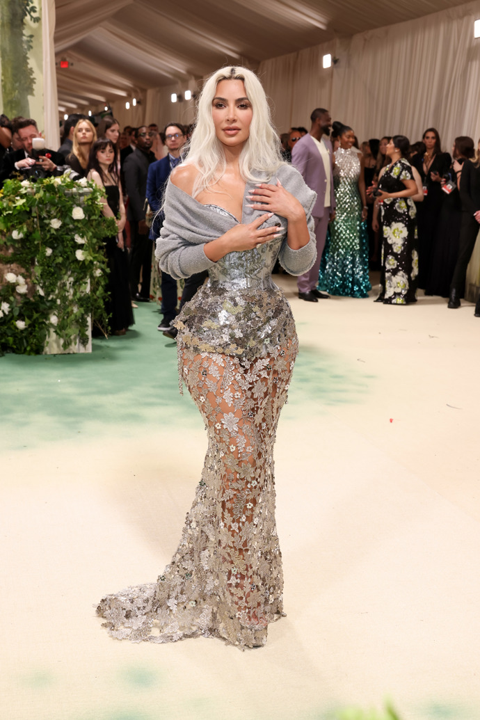 Kim Kardashian v šatech Maison Margiela by John Galliano.
