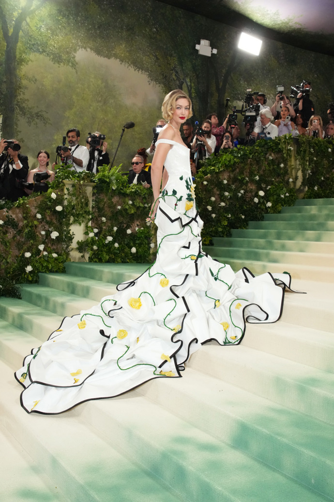 Šaty Gigi Hadid měl letos na svědomí Thom Browne.
