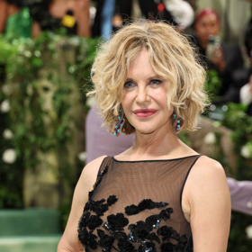 Po více než dvaceti letech se letos na Met Gala objevila také Meg Ryan. Její mladistvý vzhled uchvátil snad každého v místnosti.
