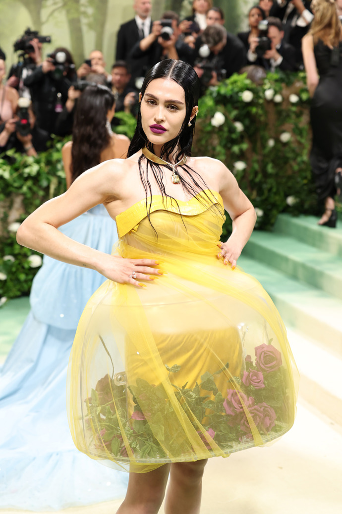 Amelia Gray na Met Gala 2024 ve 3D designu od Undercover.
