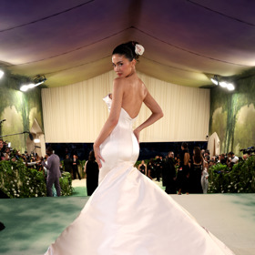 O šaty Kylie Jenner se letos postaral Oscar de la Renta.
