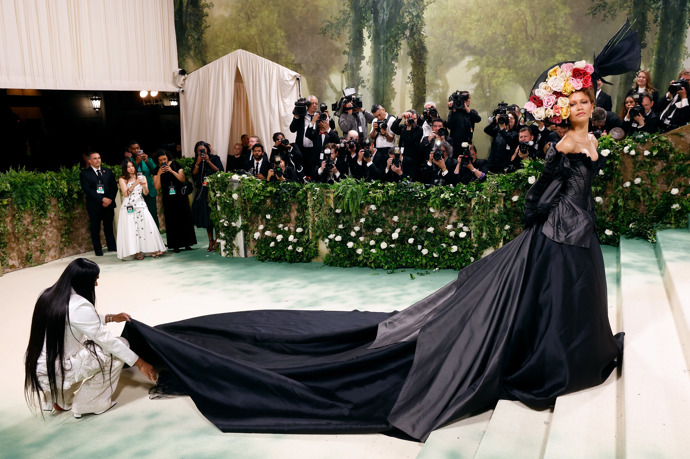 Zendaya na letošním Met Gala předvedla rovnou dva looky. Černé korzetové šaty s dlouhou vlečkou pochází od značky Givenchy a vytvořil je John Gallian v roce 1996.
