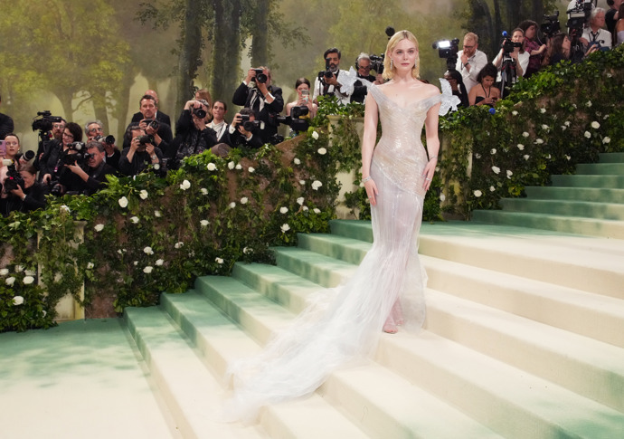 Elle Fanning vynesla šaty značky Balmain.
