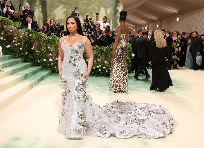O šaty Demi Lovato se postaral Prabal Gurung.
